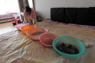 安吉楼上漏水，住户失联，小区没物管，业主维权难！律师来支招……